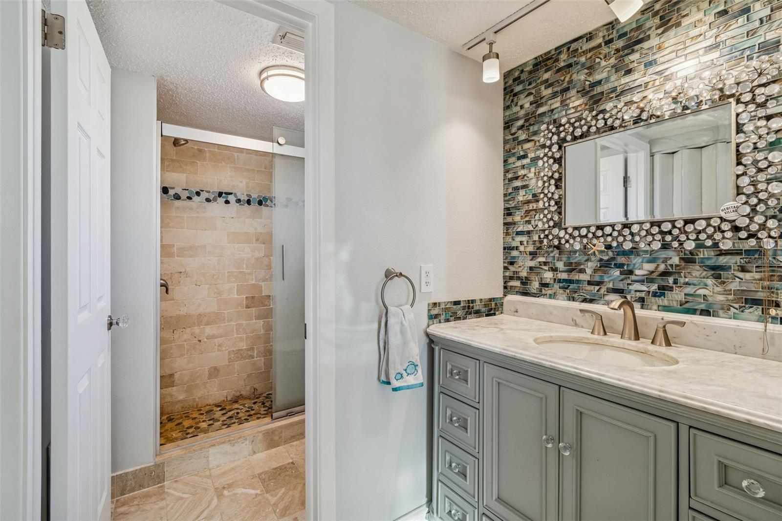 Image 13 of 39 For 946 Virginia Street 201