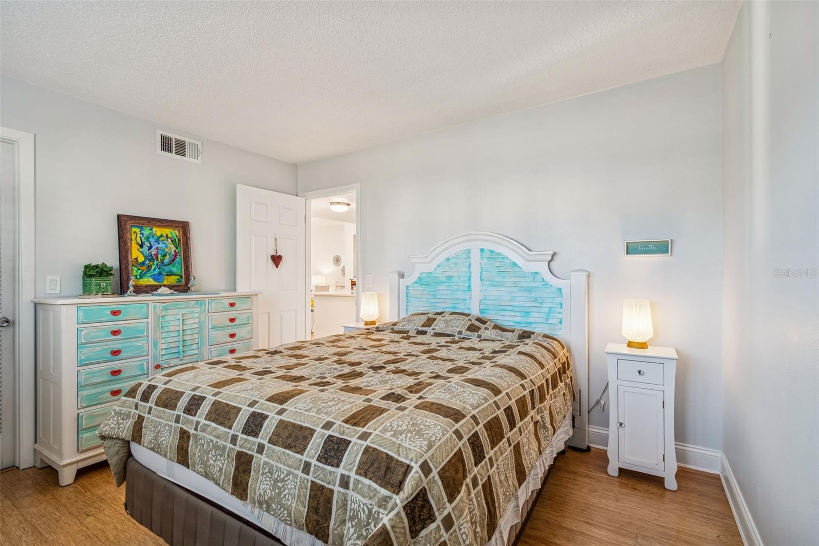 Image 16 of 39 For 946 Virginia Street 201