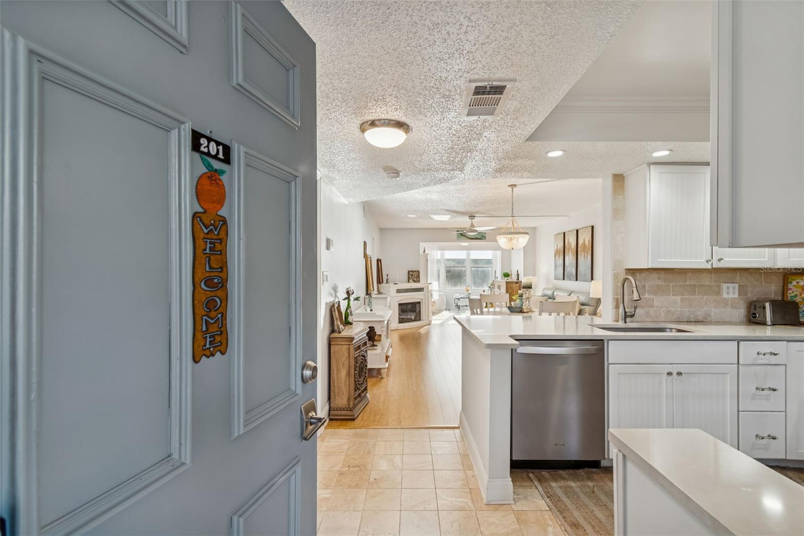 Image 2 of 39 For 946 Virginia Street 201