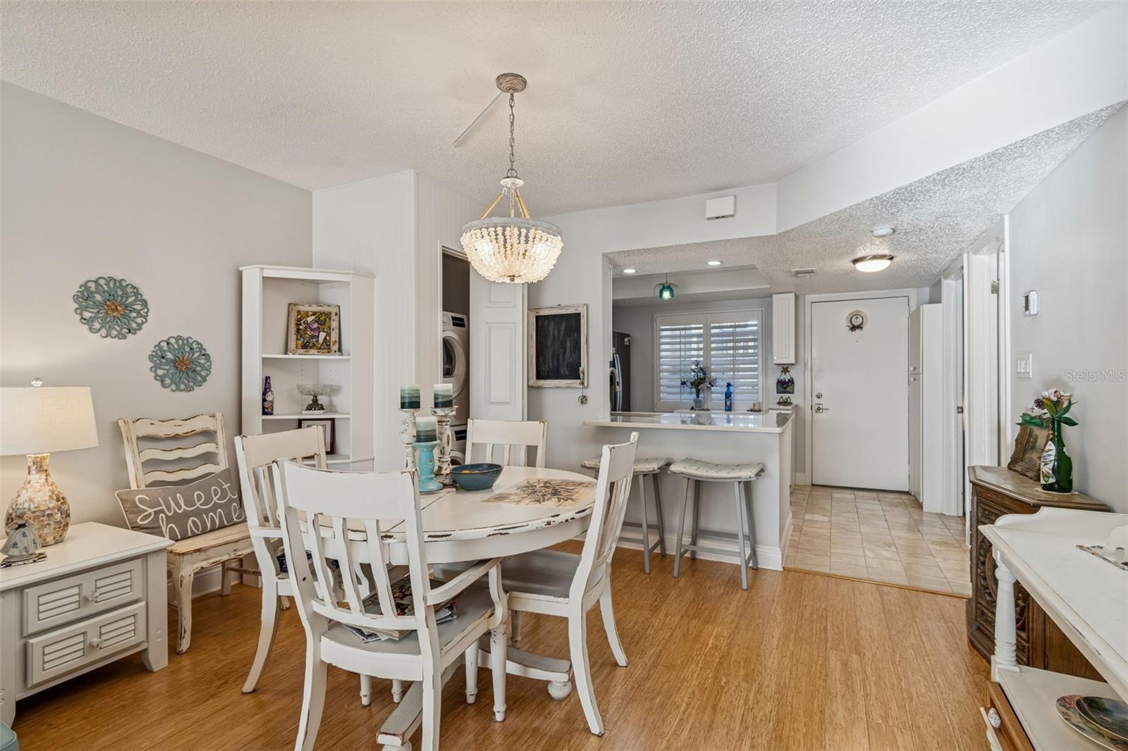 Image 5 of 39 For 946 Virginia Street 201