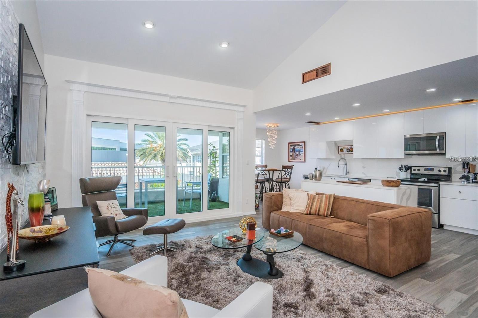 Image 4 of 31 For 1645 Snow Circle 205