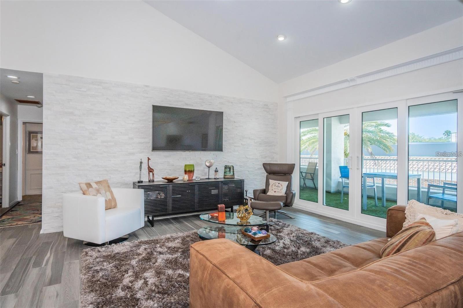 Image 6 of 31 For 1645 Snow Circle 205