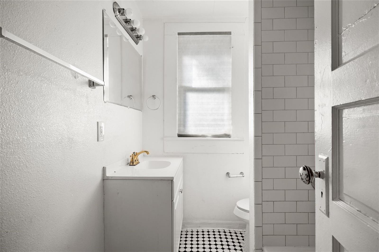 Image 10 of 18 For 211 Cluster Avenue