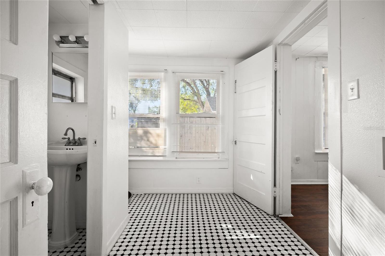 Image 17 of 18 For 211 Cluster Avenue