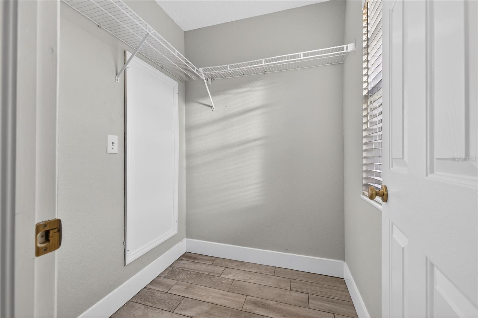 Image 18 of 27 For 12343 Country White Circle