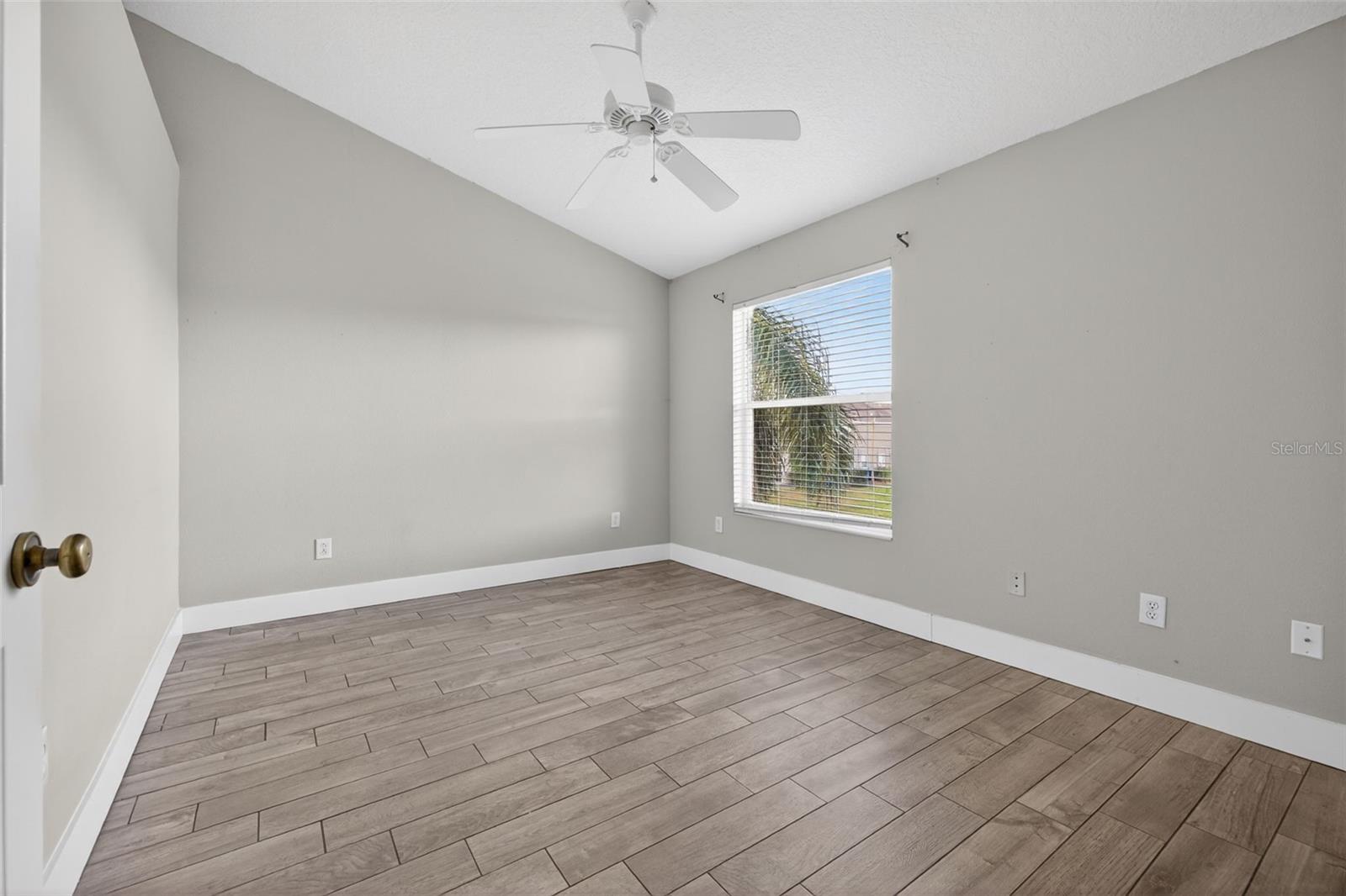 Image 19 of 27 For 12343 Country White Circle