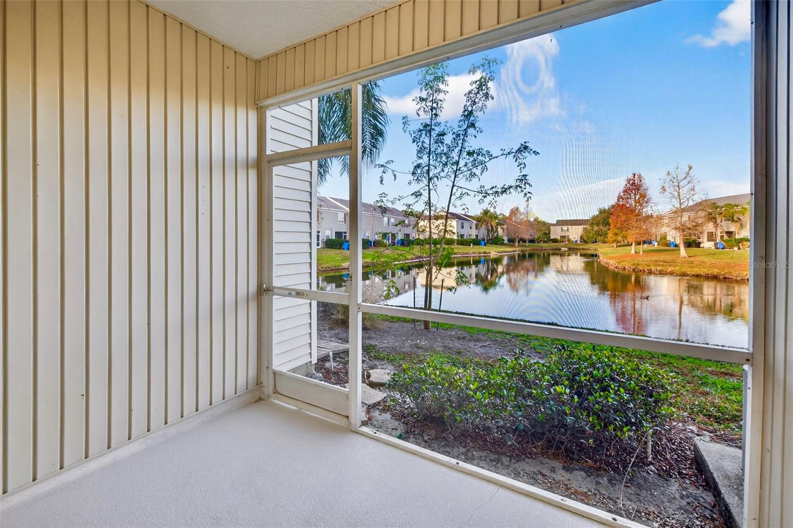 Image 21 of 27 For 12343 Country White Circle