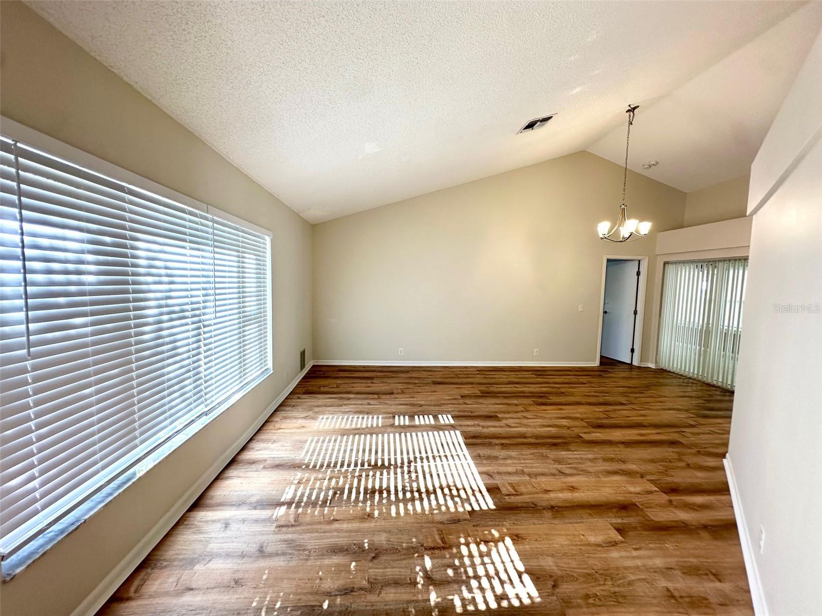 Image 11 of 38 For 1533 Cumberland Court W