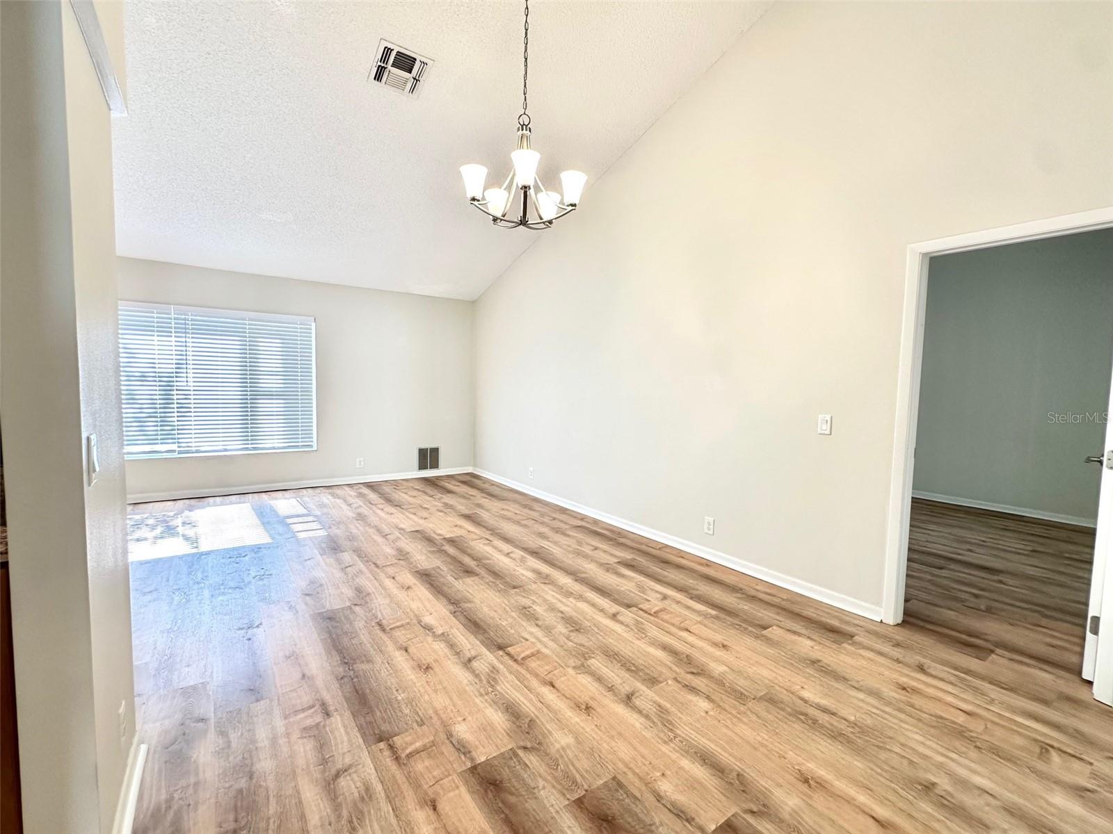 Image 13 of 38 For 1533 Cumberland Court W