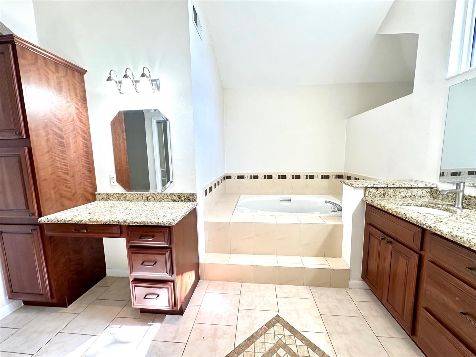 Image 20 of 38 For 1533 Cumberland Court W