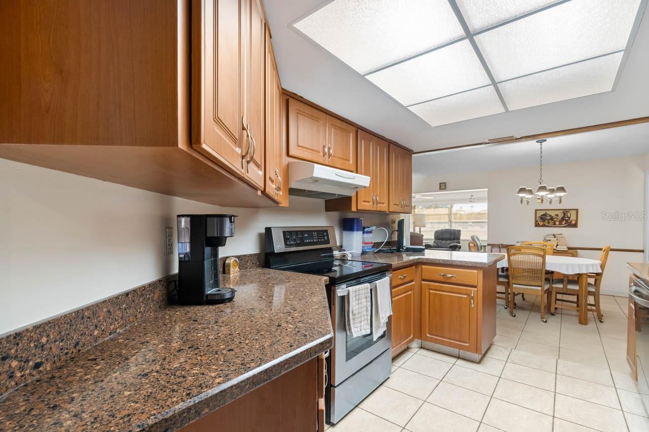 Listing photo id 8 for 1602 Hovington Circle