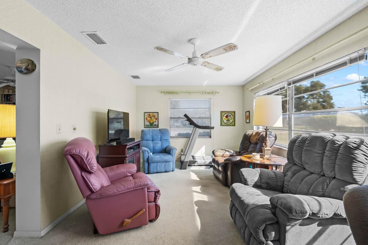 Listing photo id 11 for 1602 Hovington Circle