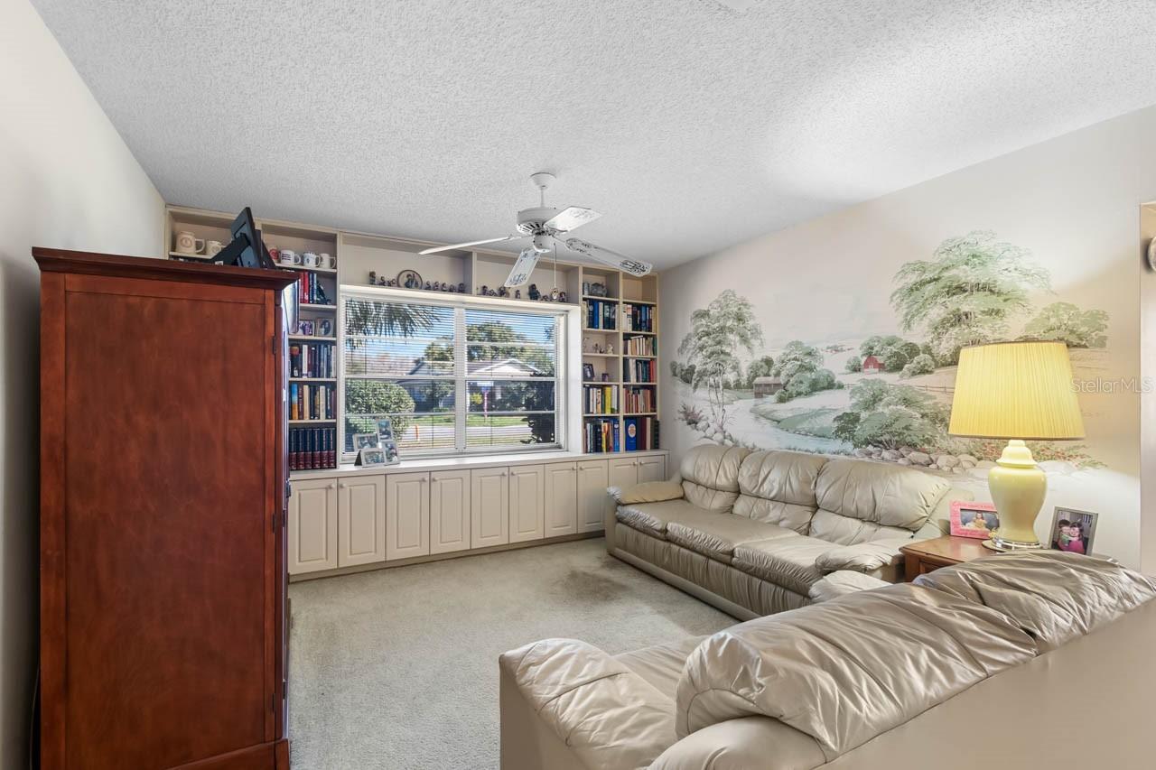 Listing photo id 3 for 1602 Hovington Circle