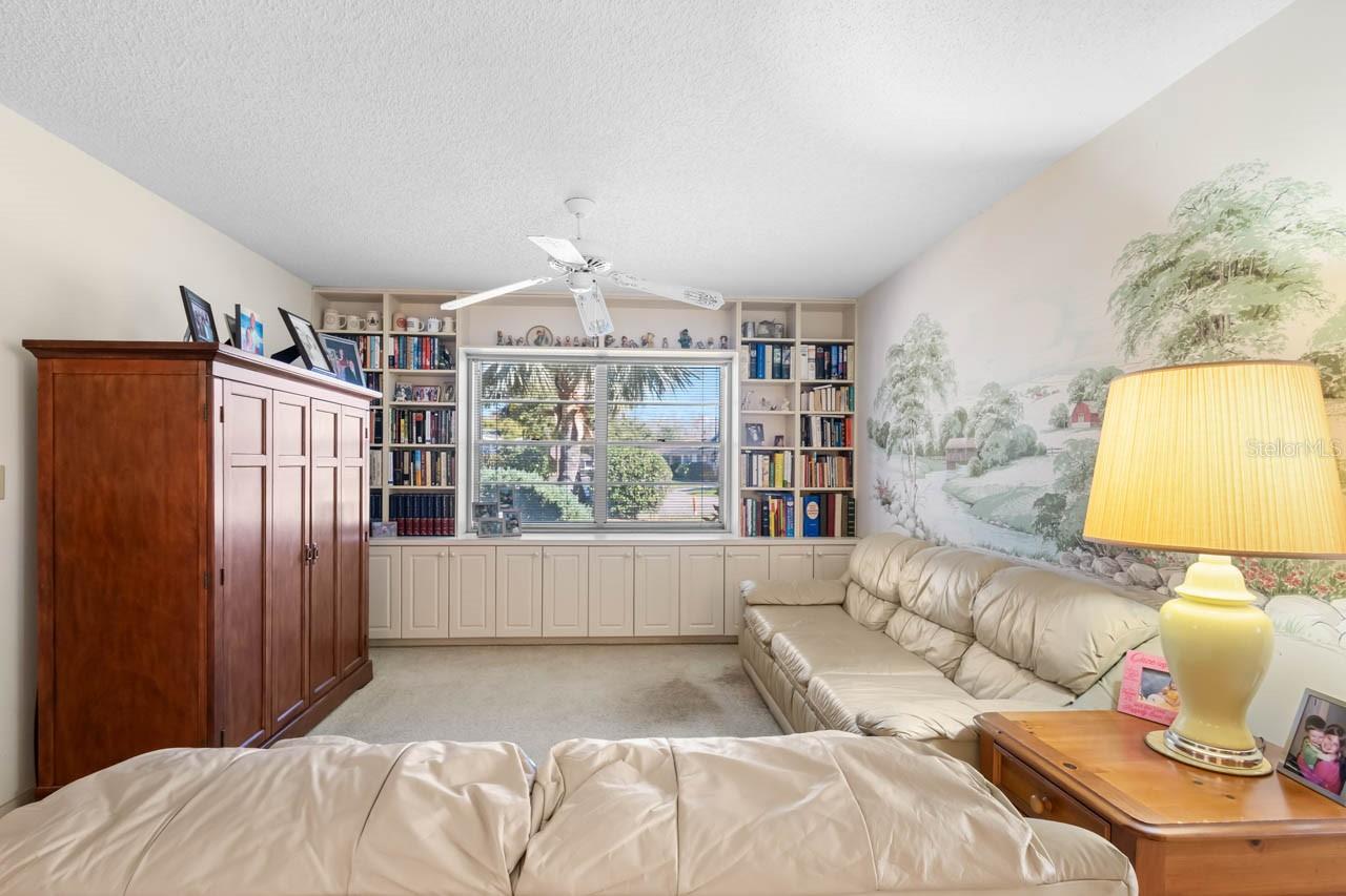 Listing photo id 4 for 1602 Hovington Circle