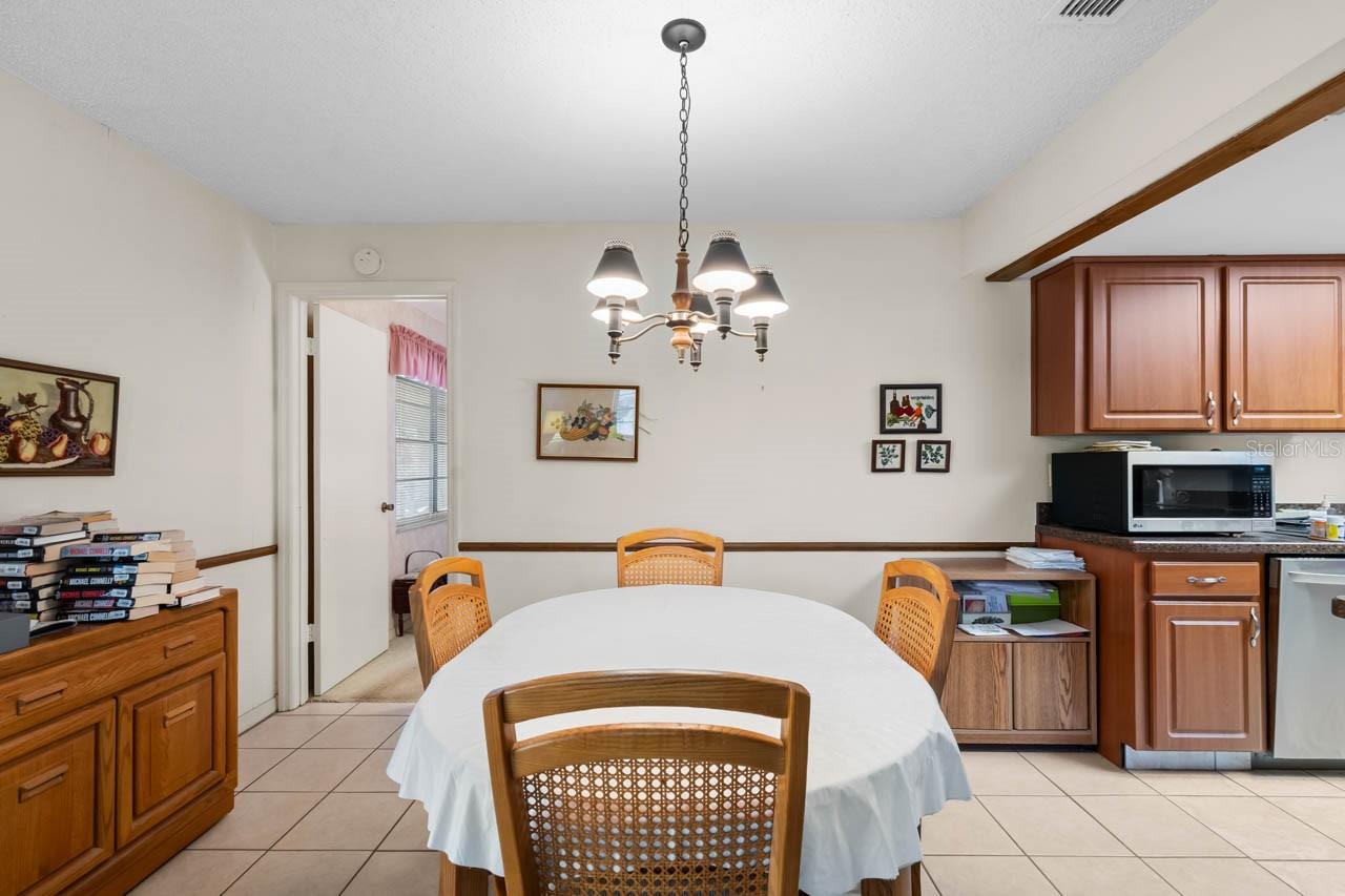 Listing photo id 5 for 1602 Hovington Circle