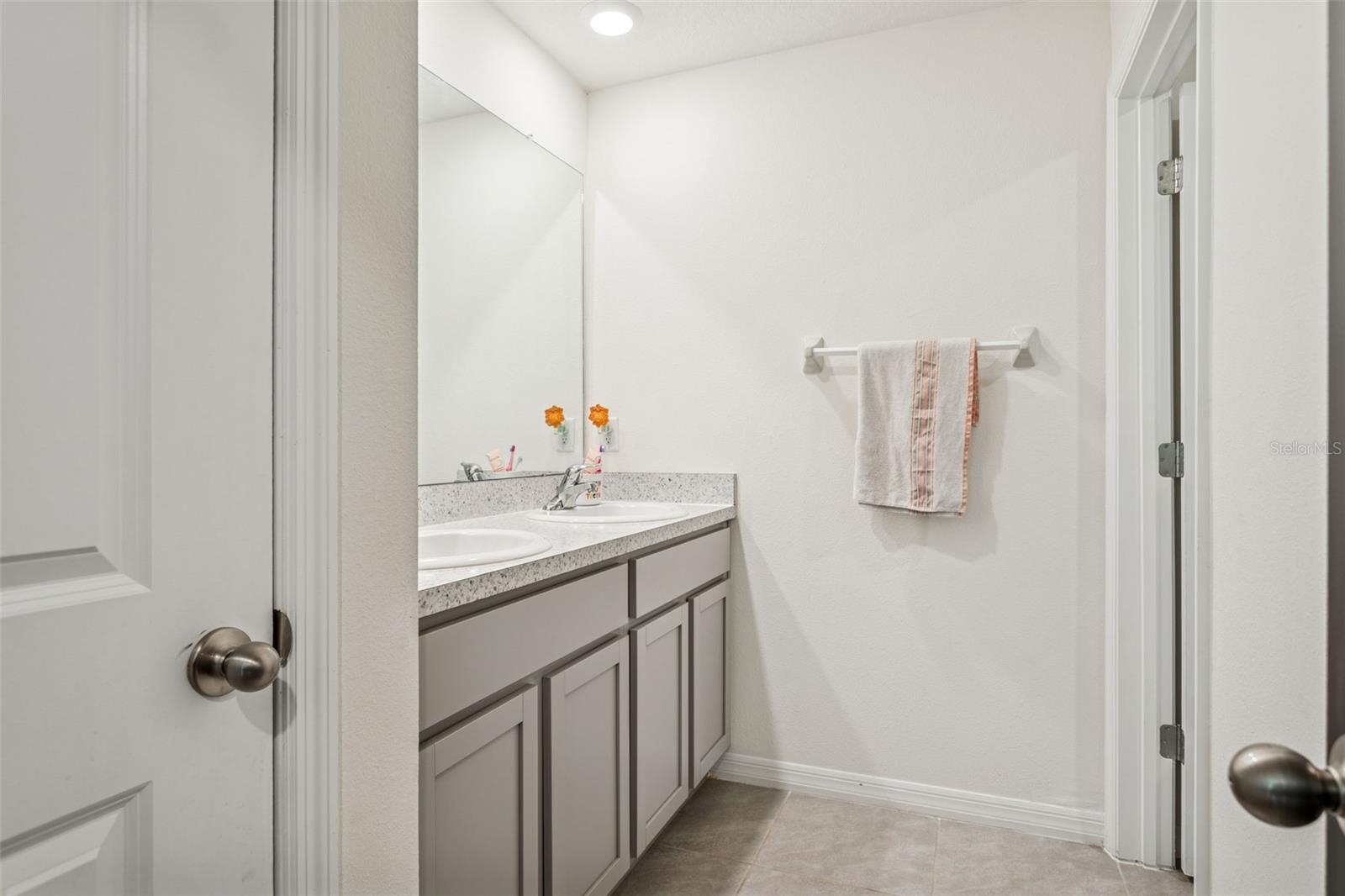 Listing photo id 12 for 35571 Doveland Drive