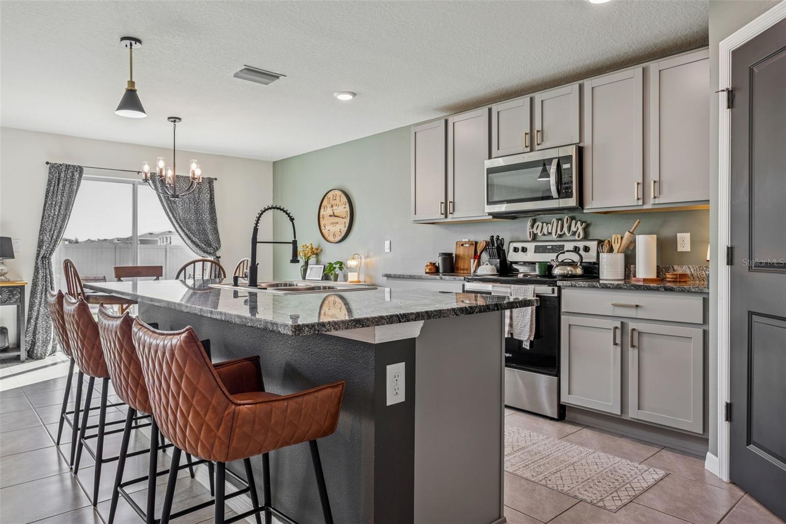 Listing photo id 3 for 35571 Doveland Drive