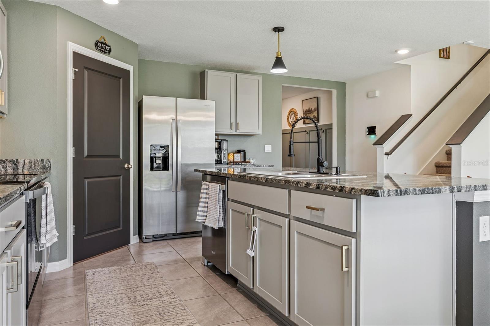 Listing photo id 4 for 35571 Doveland Drive