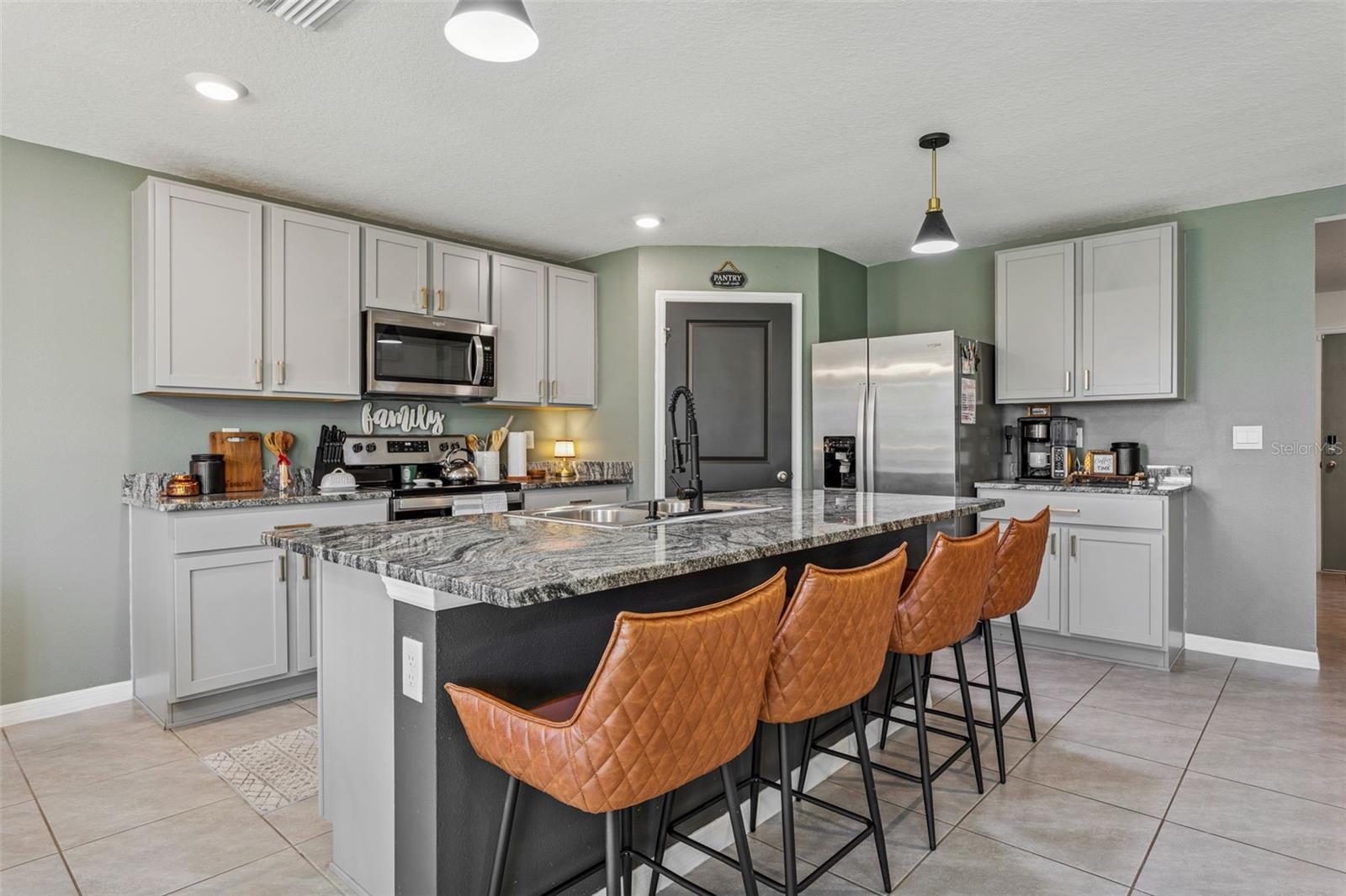 Listing photo id 5 for 35571 Doveland Drive