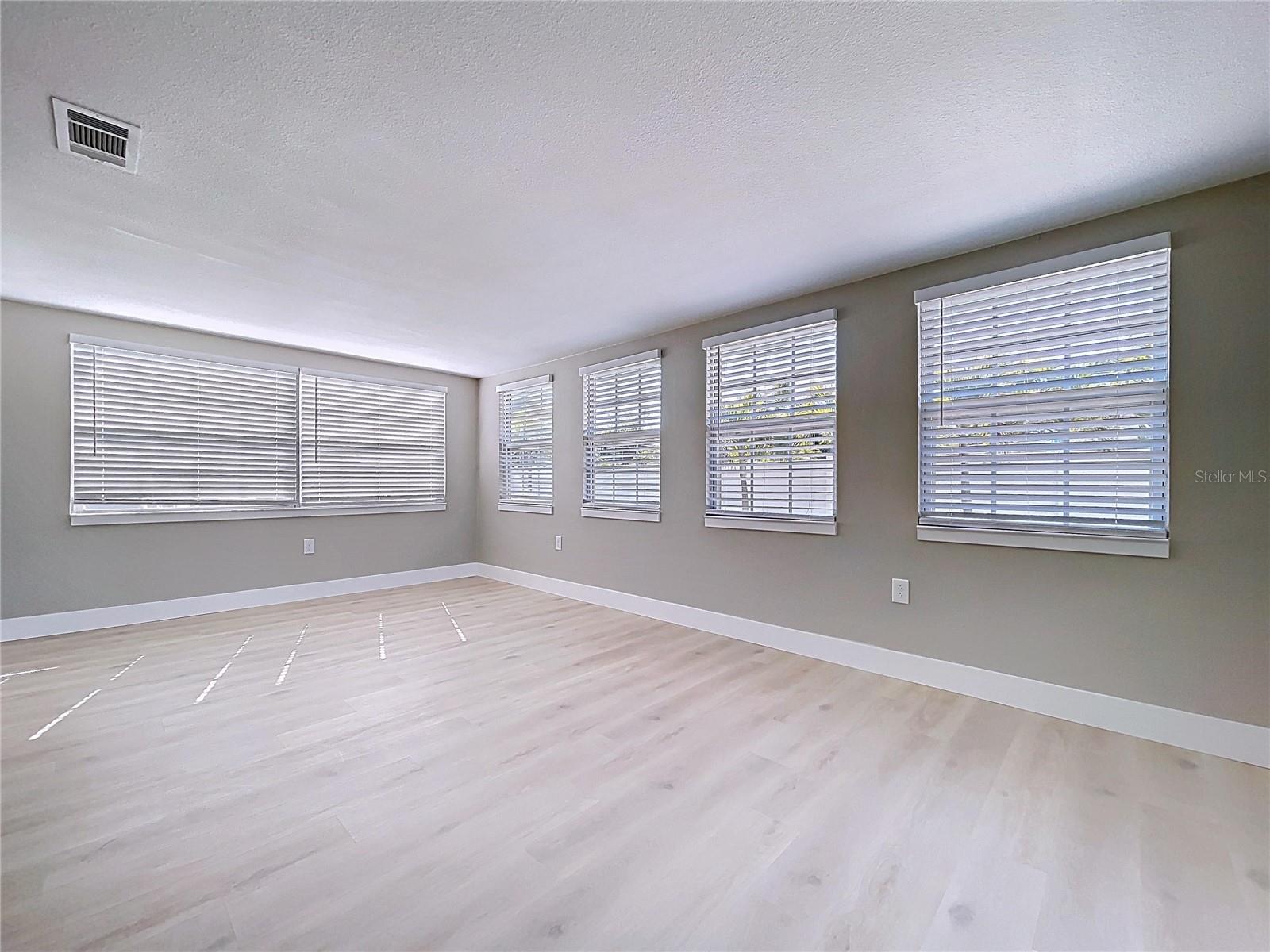 Image 13 of 53 For 8822 Bay Street Ne