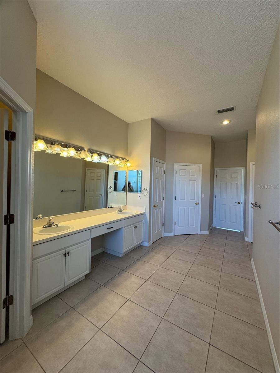 Image 16 of 30 For 28724 Hanging Moss Loop