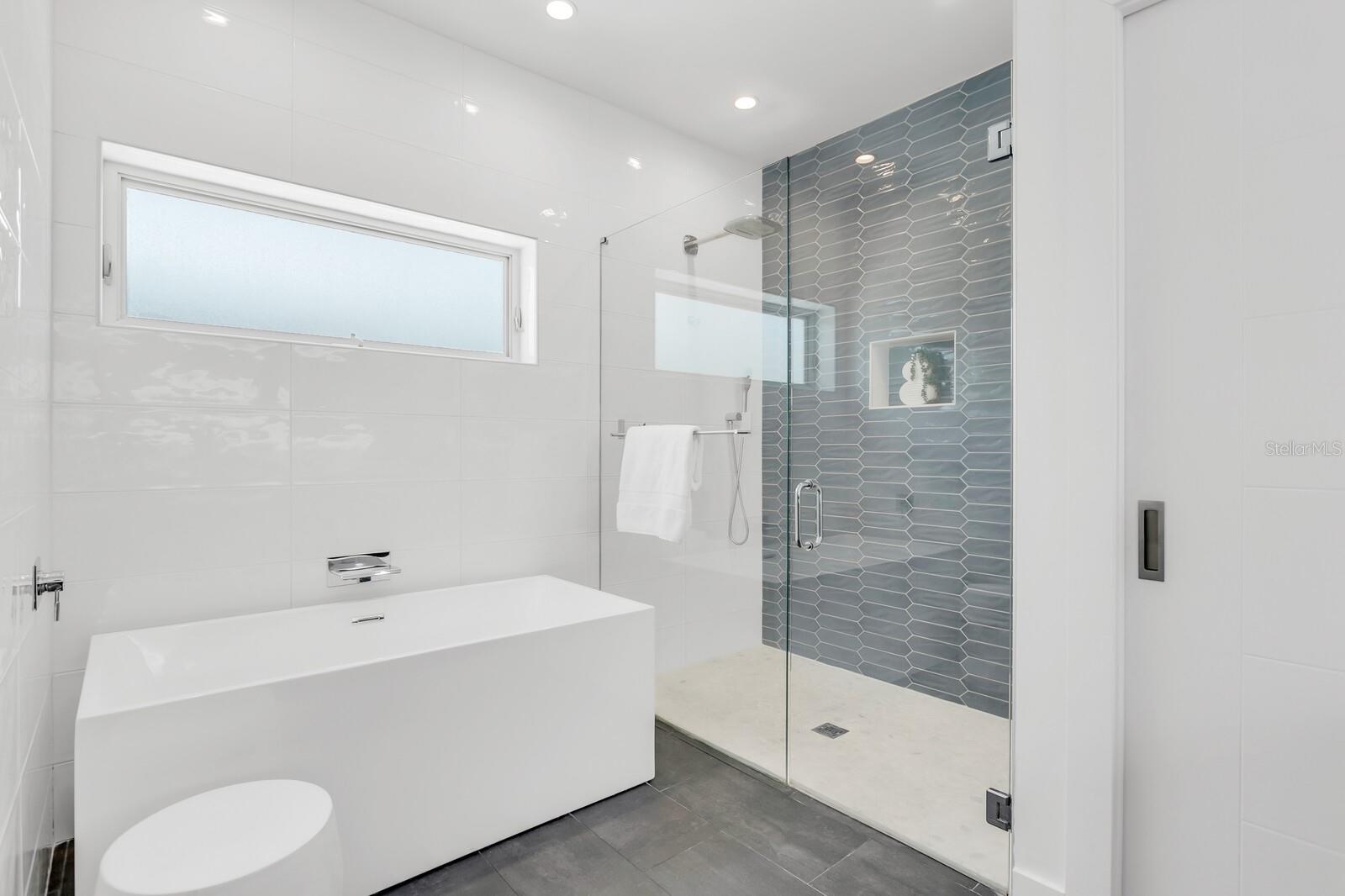 Image 36 of 80 For 905 Bay Point Drive