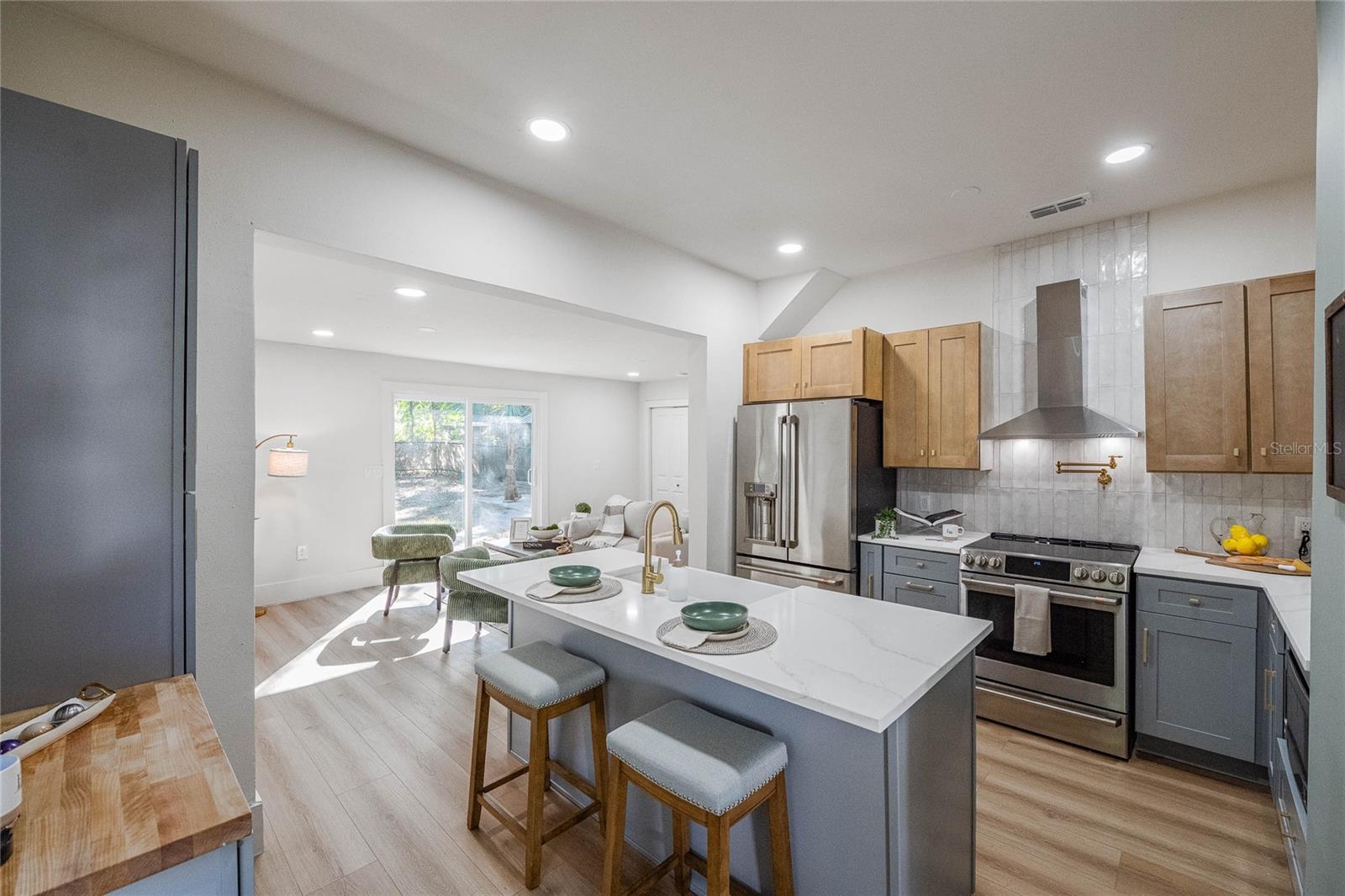 Image 12 of 40 For 805 Curtis Street