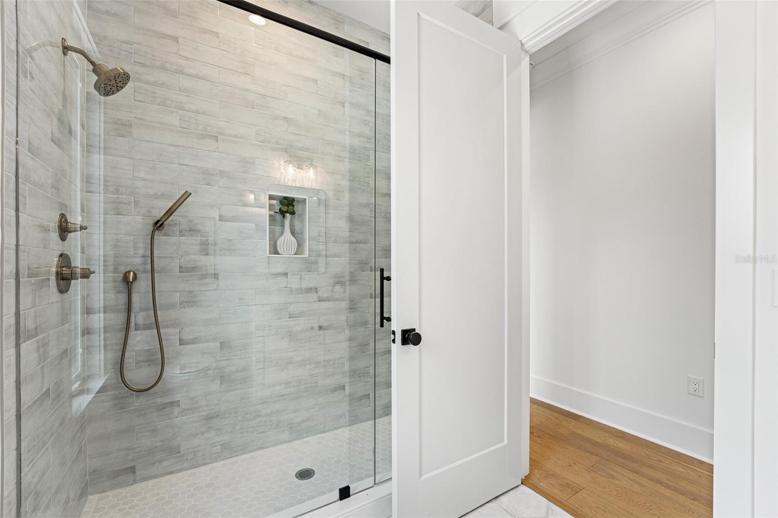 Image 31 of 72 For 2200 Glenwood Drive