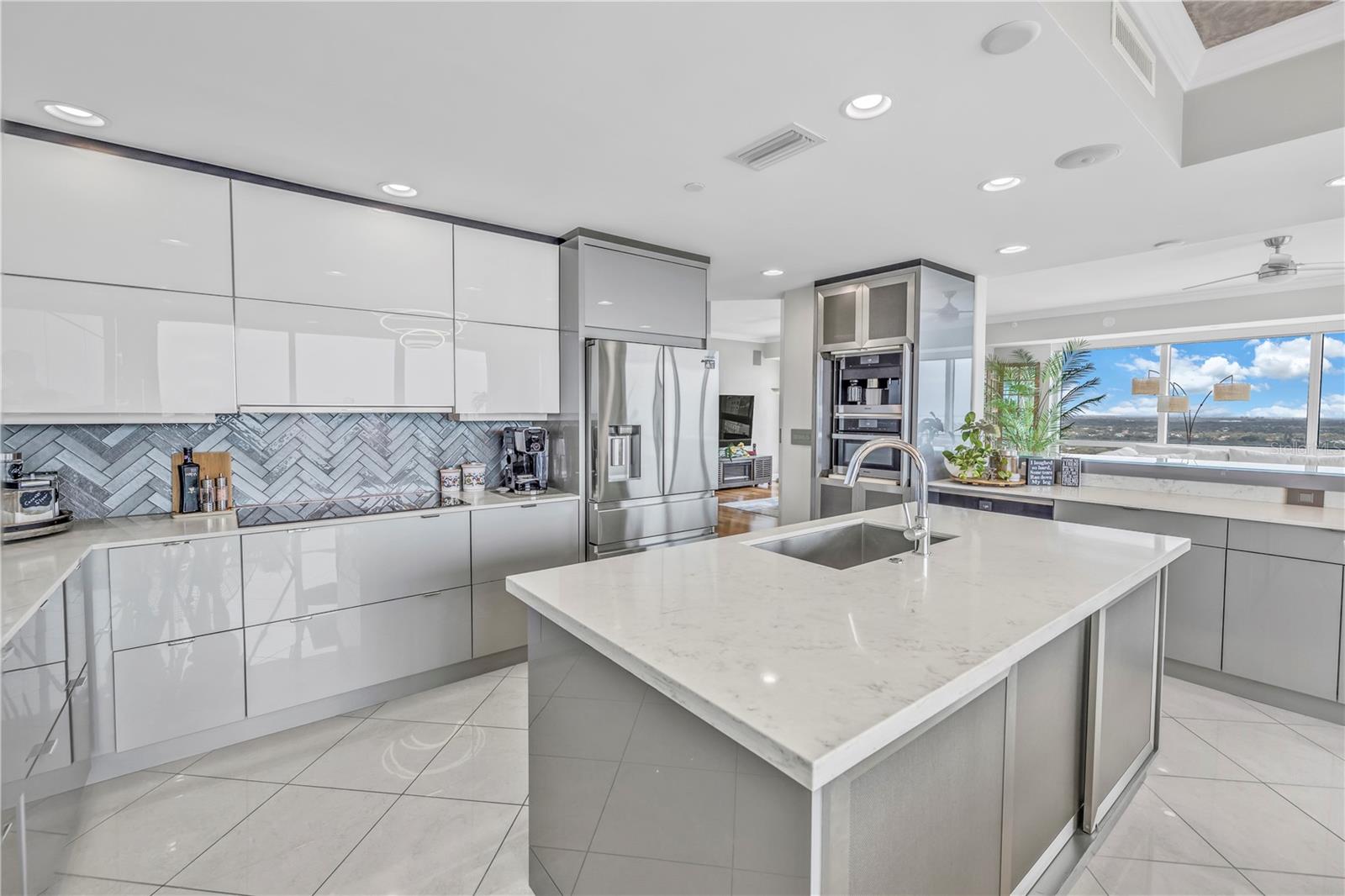 Image 18 of 79 For 400 Beach Drive Ne 2203