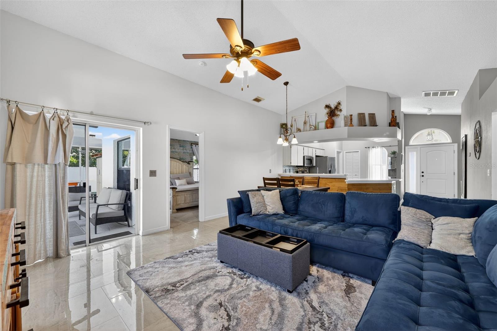 Listing photo id 9 for 850 Christina Circle