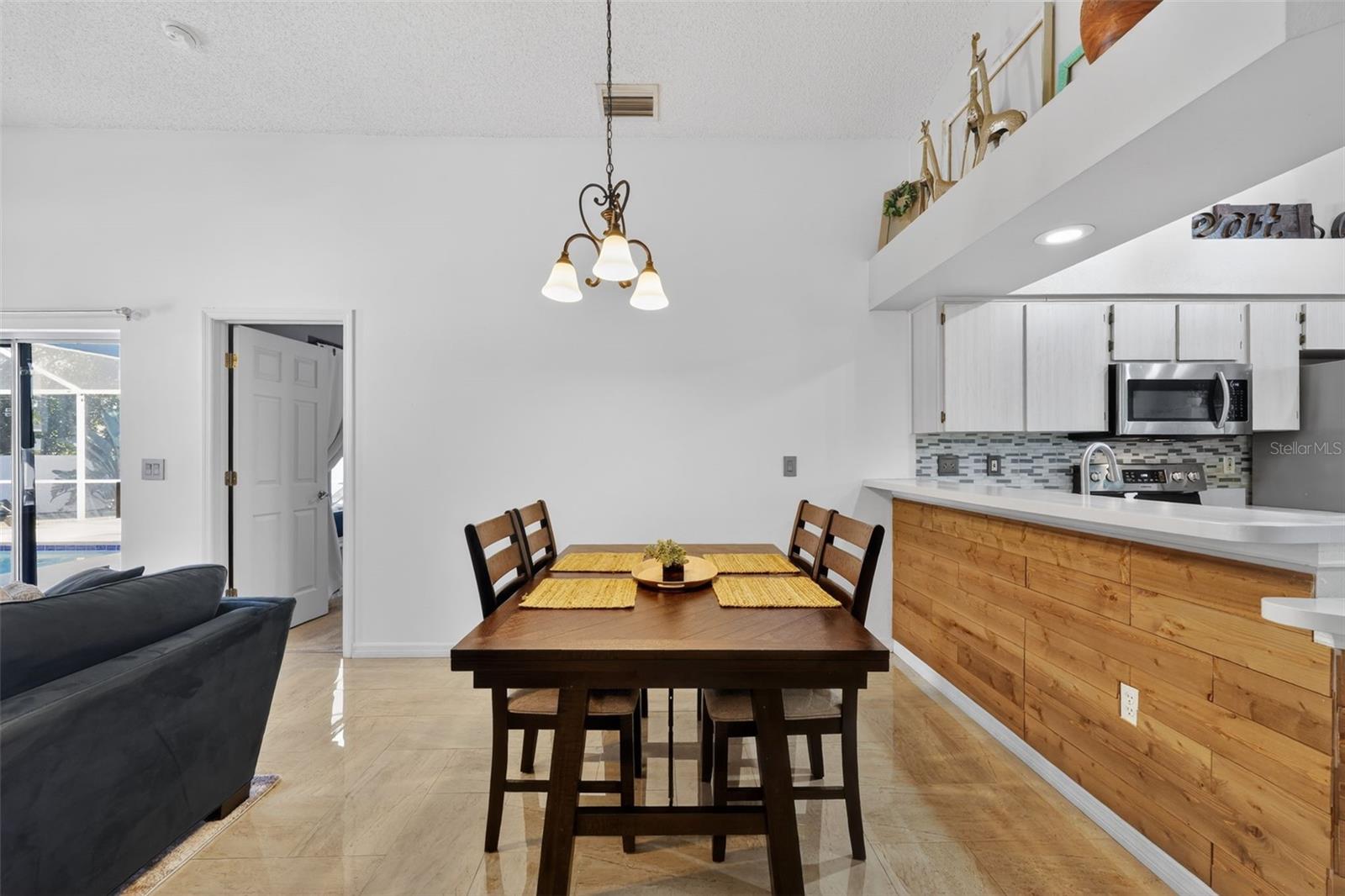 Listing photo id 11 for 850 Christina Circle