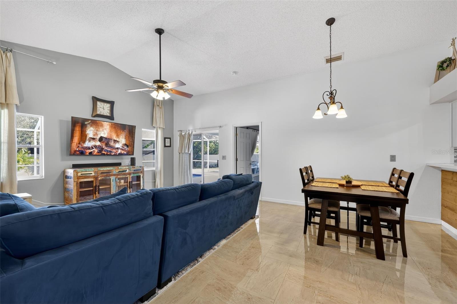 Listing photo id 12 for 850 Christina Circle