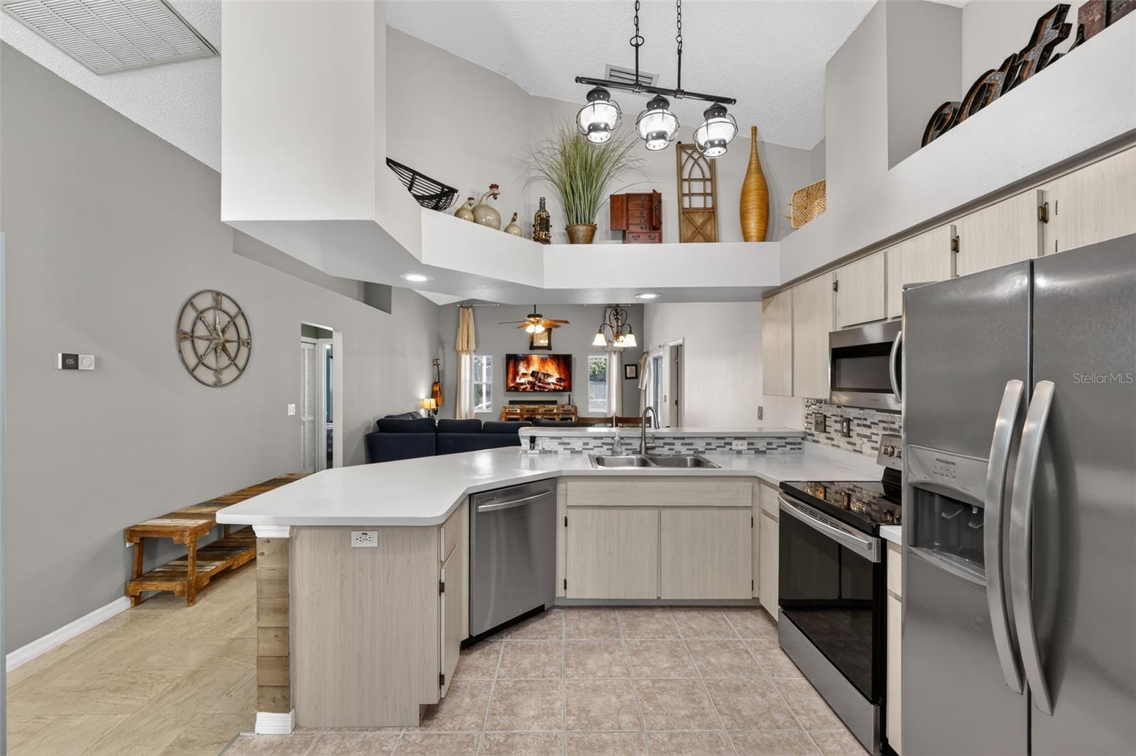 Listing photo id 14 for 850 Christina Circle