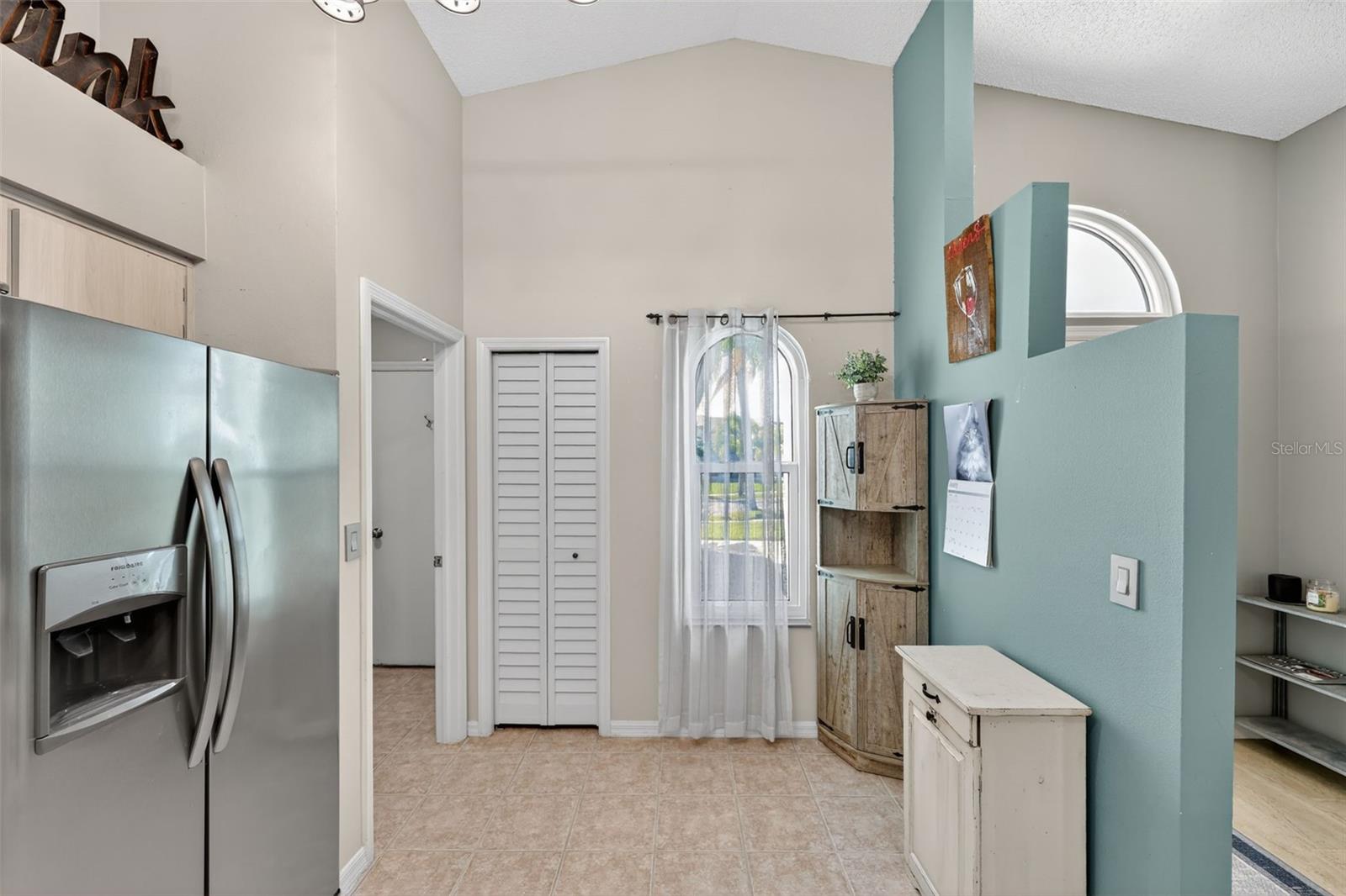 Listing photo id 17 for 850 Christina Circle