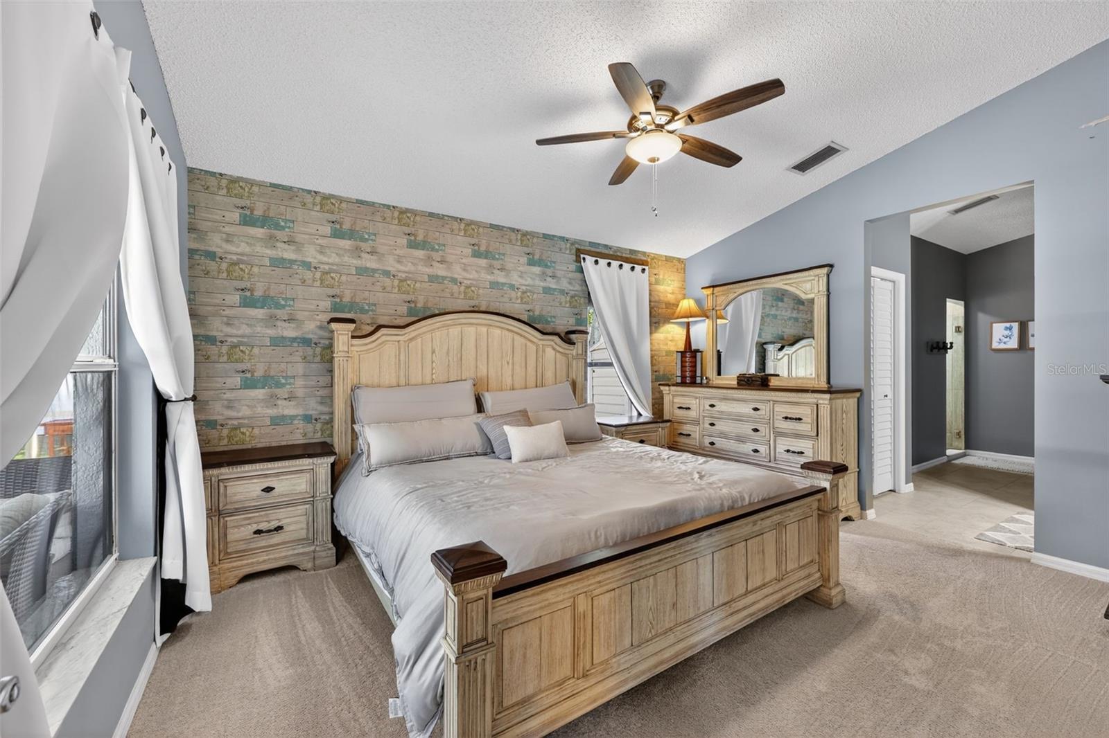 Listing photo id 18 for 850 Christina Circle