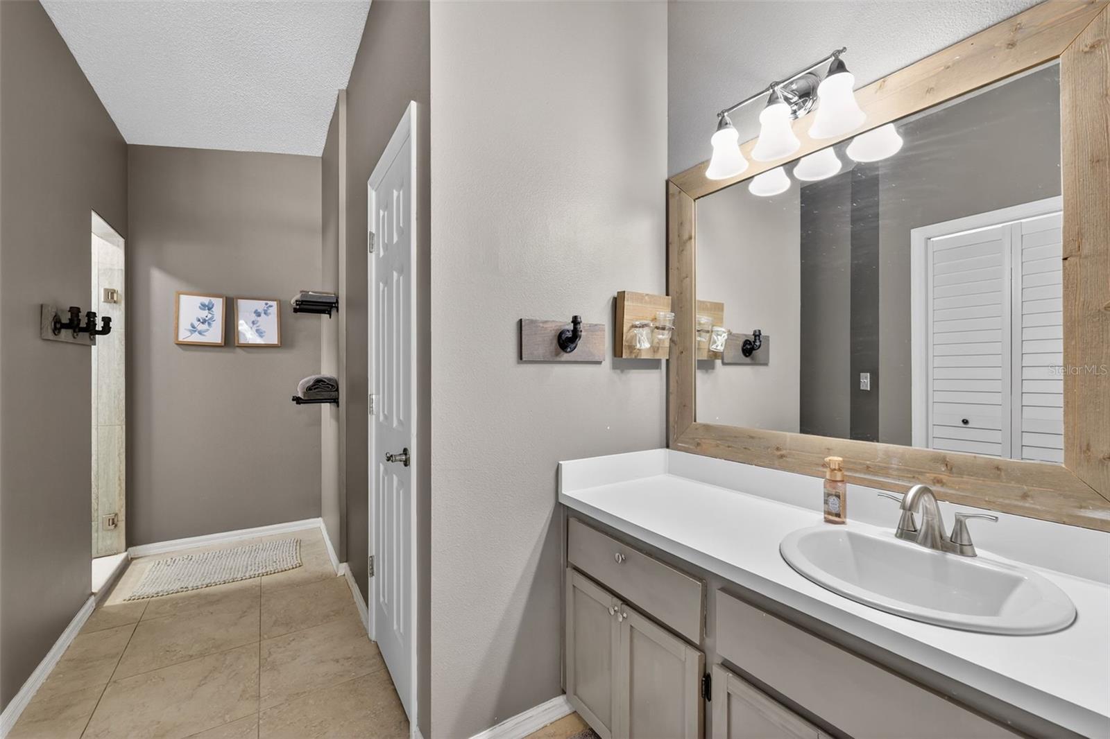 Listing photo id 23 for 850 Christina Circle