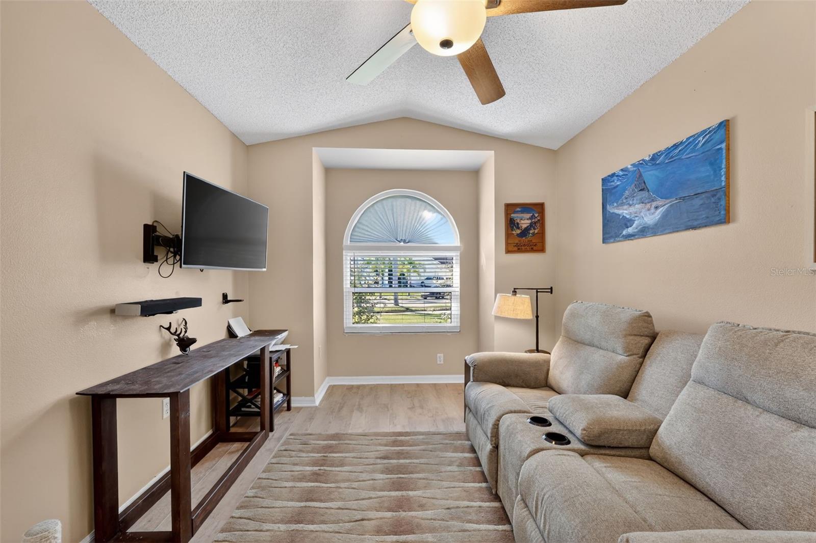 Listing photo id 31 for 850 Christina Circle