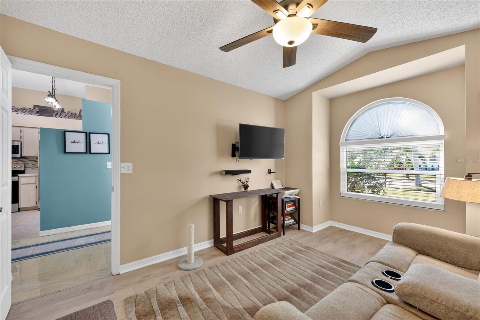 Listing photo id 32 for 850 Christina Circle