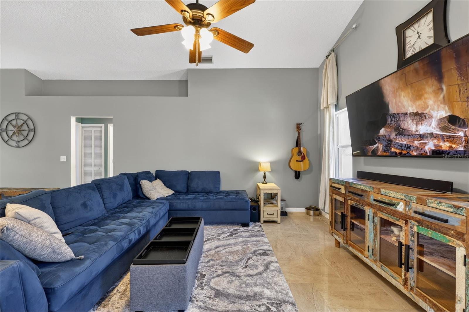 Listing photo id 7 for 850 Christina Circle