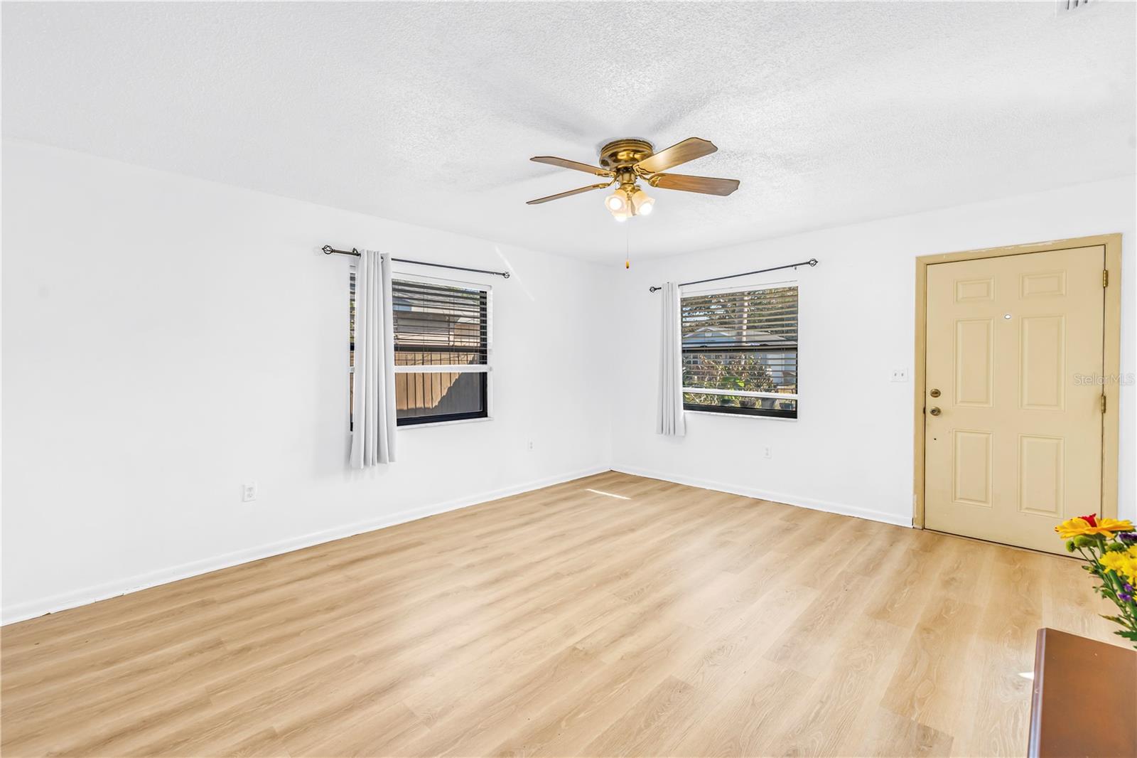 Image 10 of 25 For 824 Hall Street