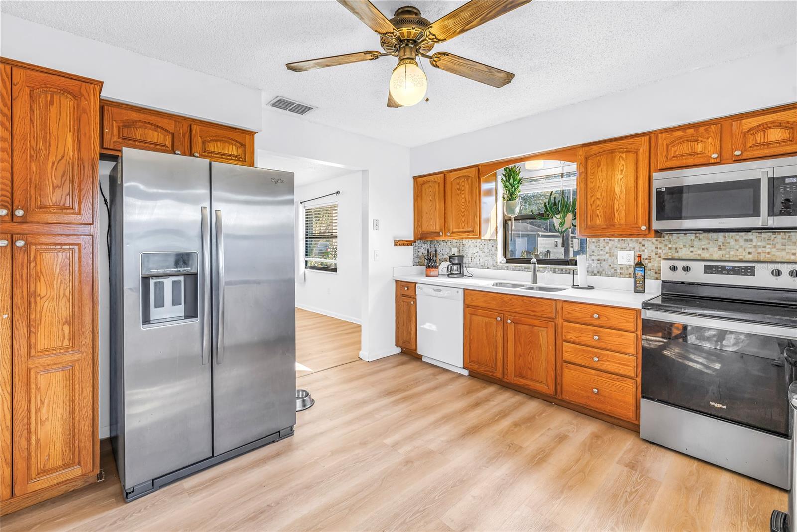 Image 12 of 25 For 824 Hall Street