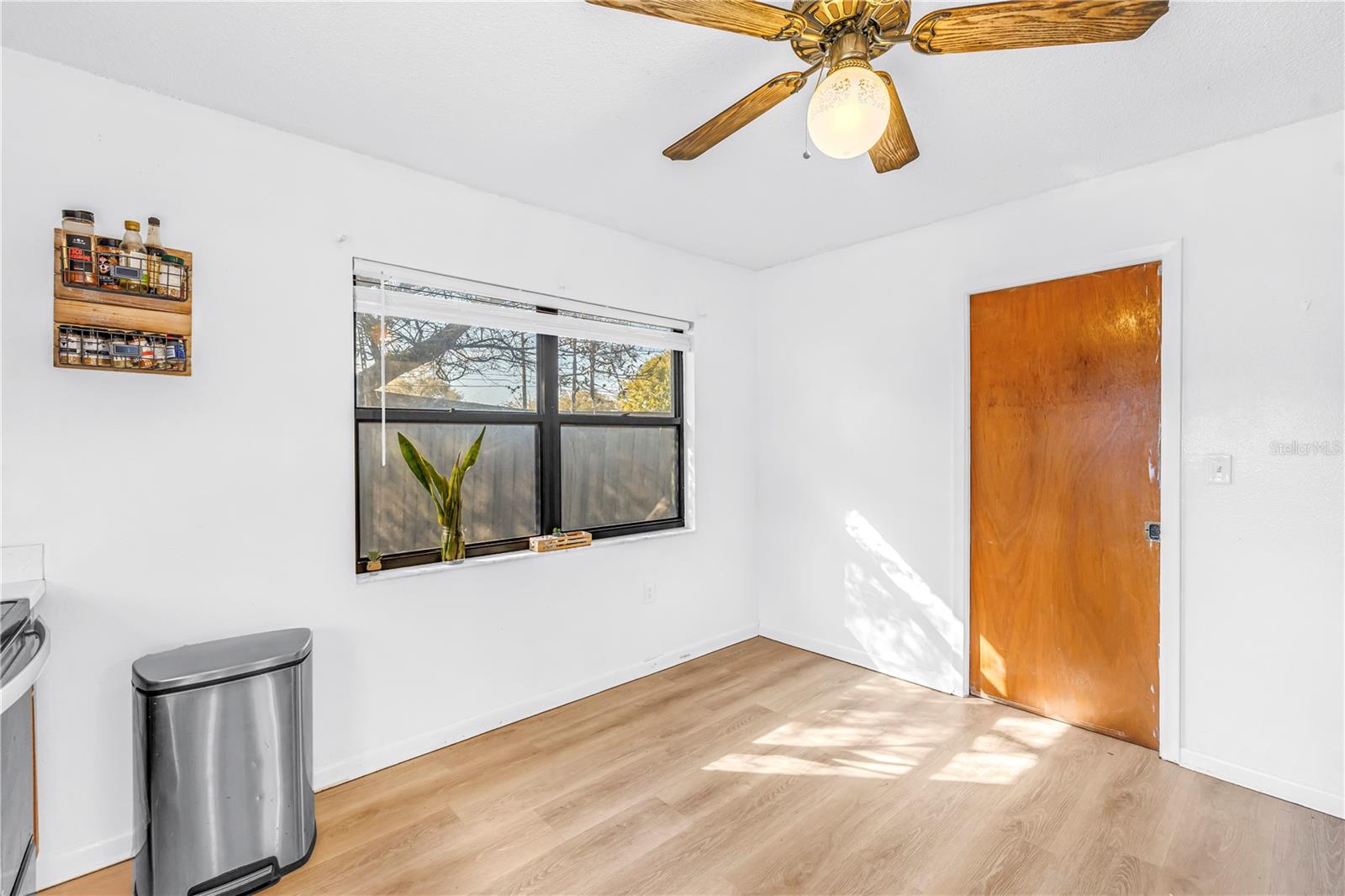 Image 14 of 25 For 824 Hall Street