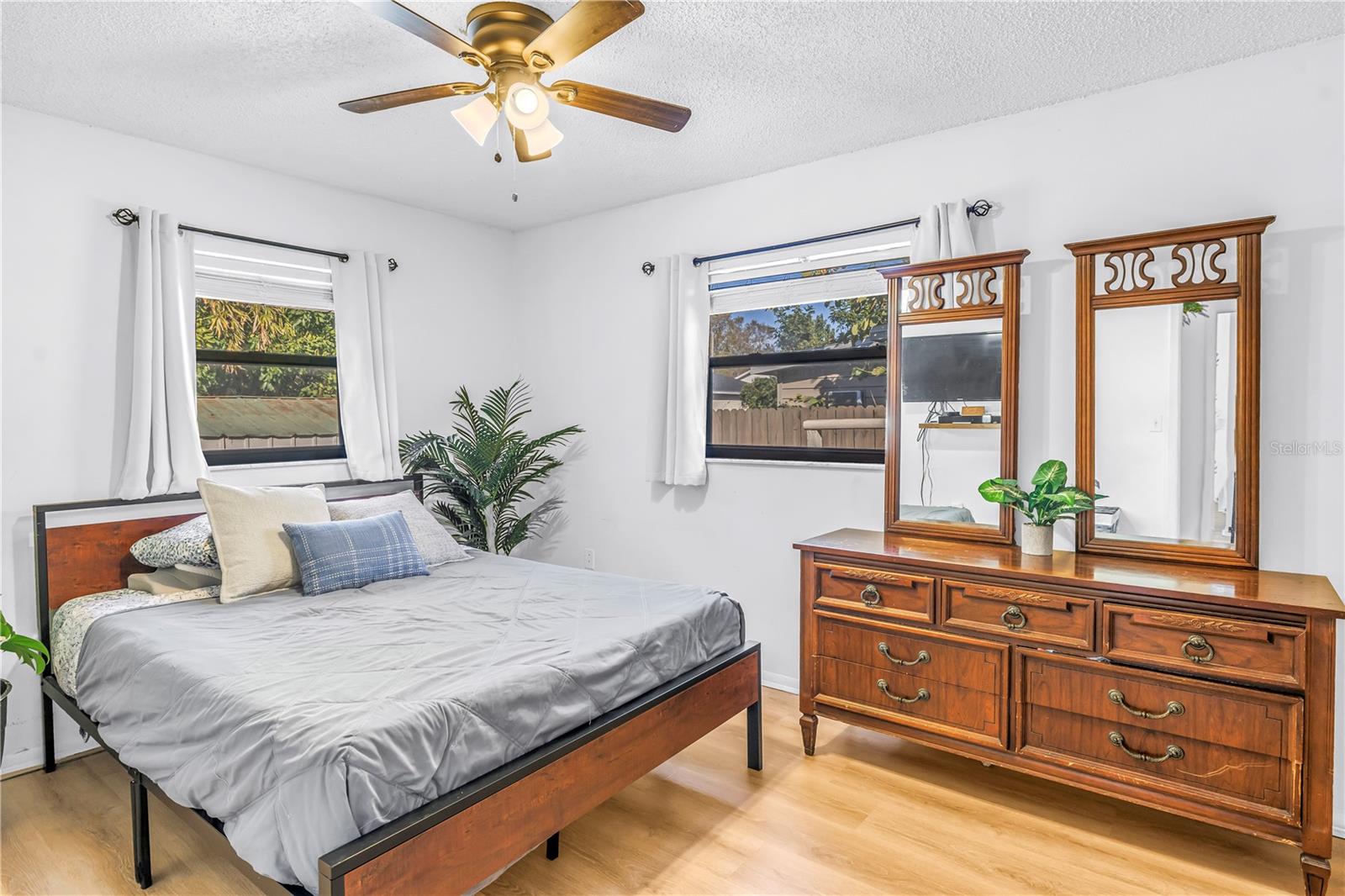 Image 16 of 25 For 824 Hall Street