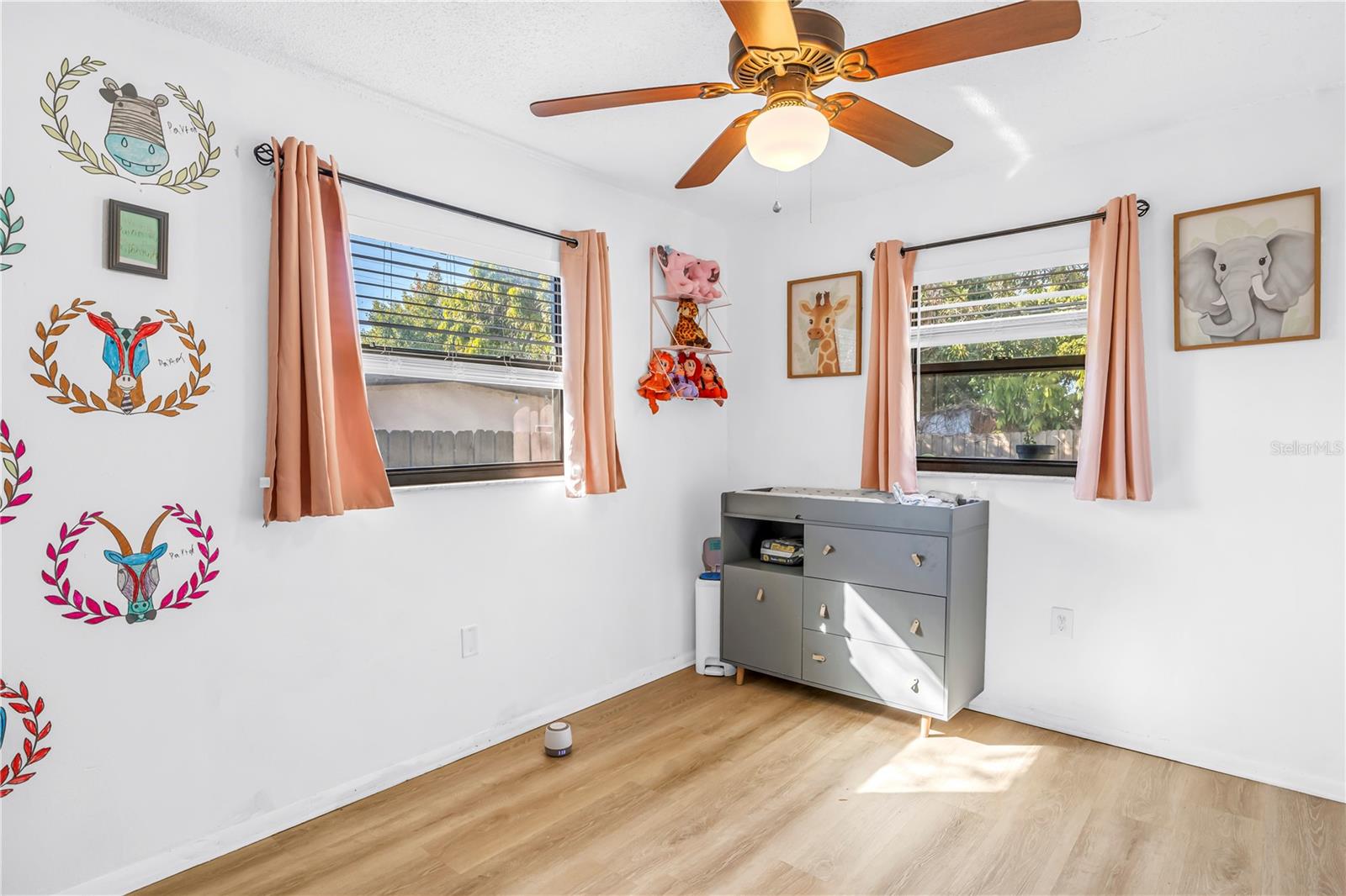 Image 19 of 25 For 824 Hall Street