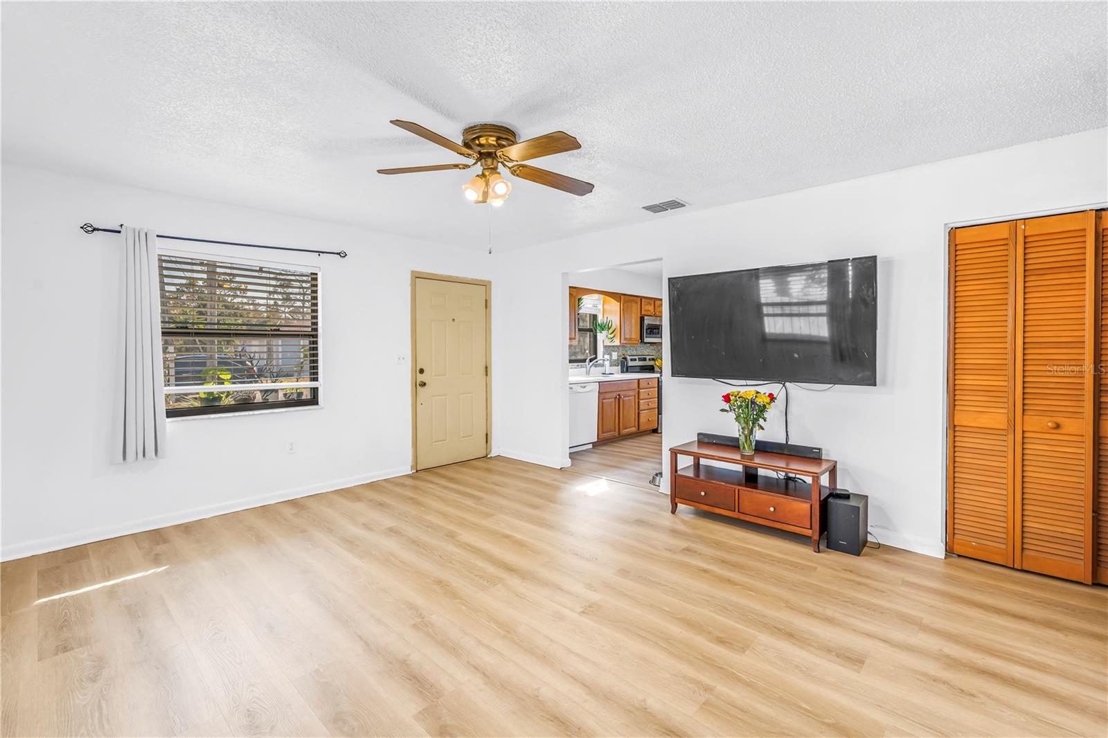 Image 7 of 25 For 824 Hall Street