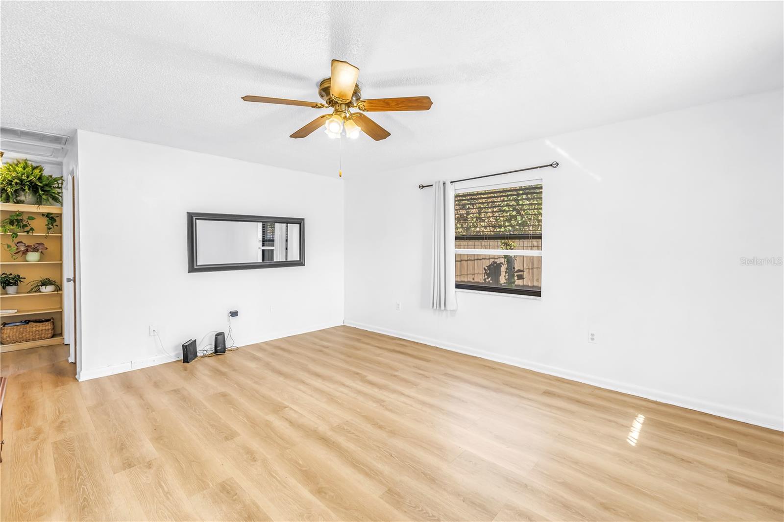 Image 9 of 25 For 824 Hall Street