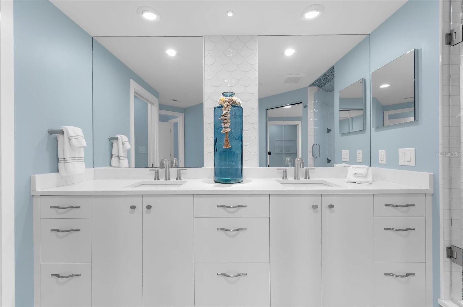 Image 32 of 66 For 10 Papaya Street 701