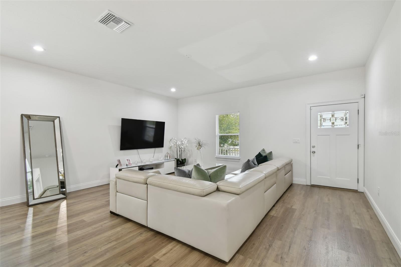 Image 7 of 43 For 524 Grosse Avenue