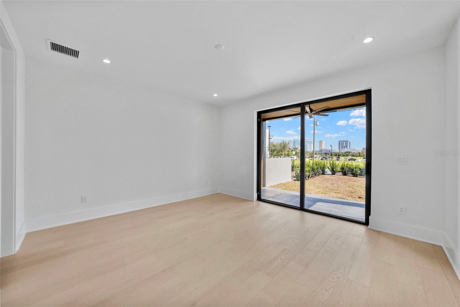 Image 16 of 74 For 501 Ross Avenue 1