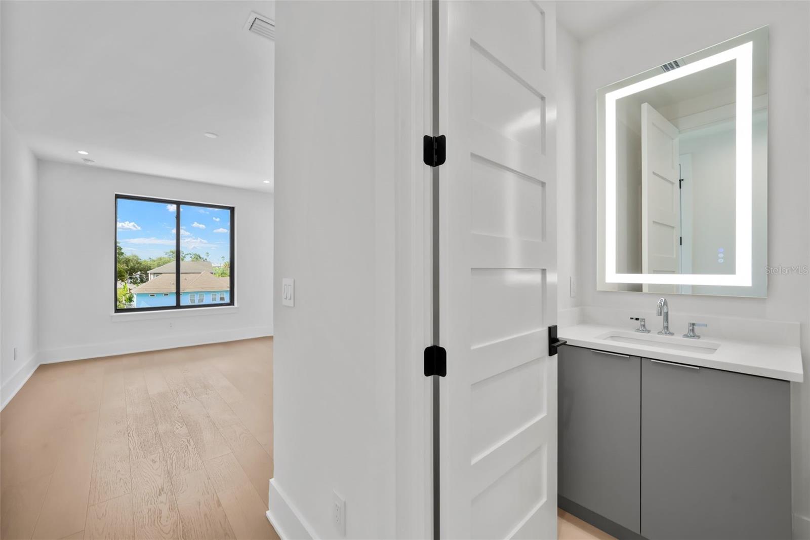 Image 64 of 74 For 501 Ross Avenue 1